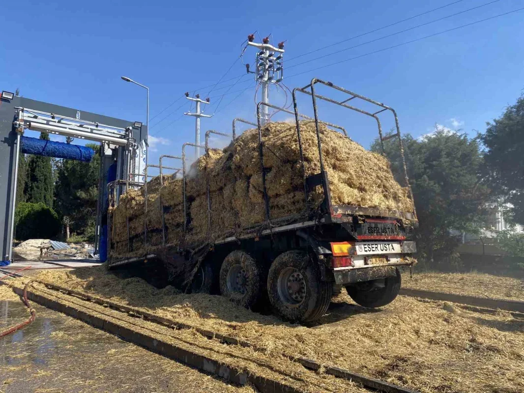 Kocaeli'de saman yüklü tır yangını mahalleyi tahliye ettirdi