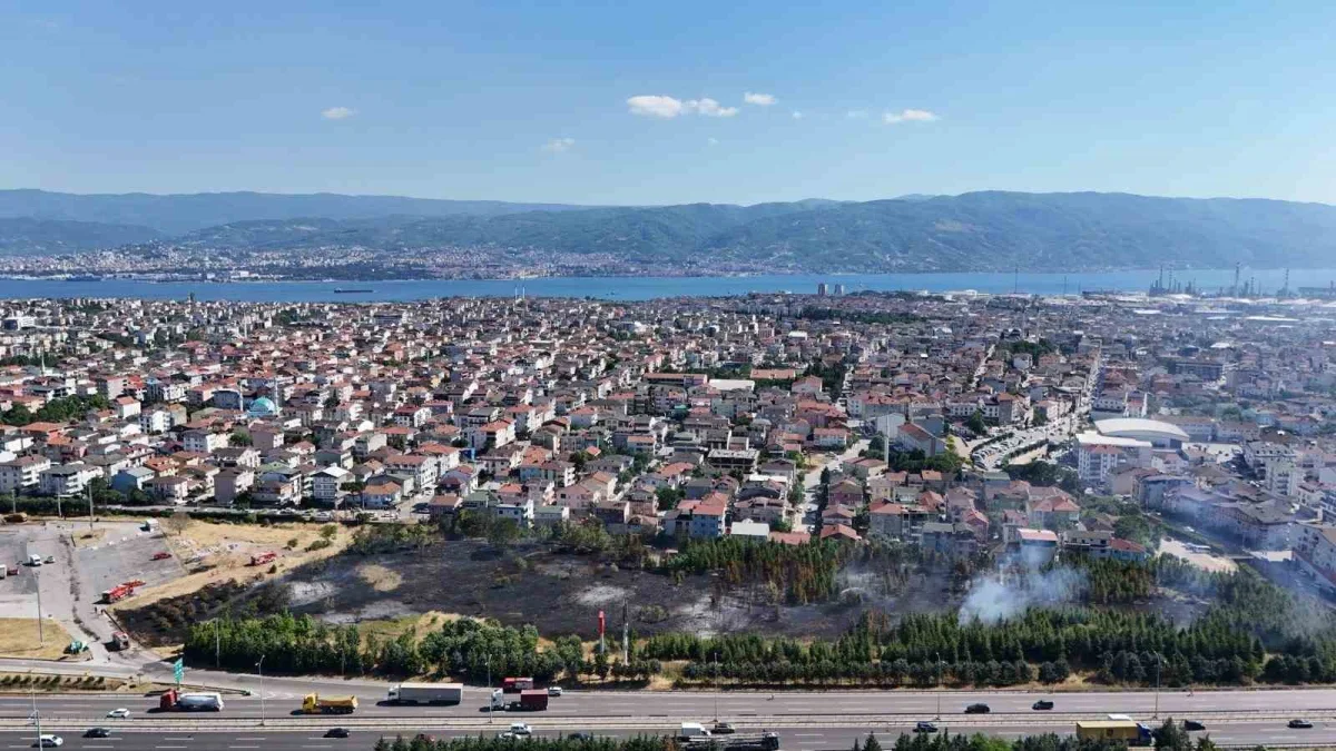 Kocaeli'de saman yüklü tır yangını mahalleyi tahliye ettirdi