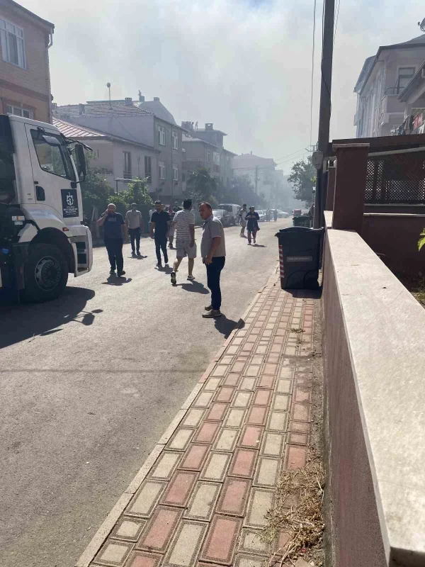 Kocaeli'de saman yüklü tır yangını mahalleyi tahliye ettirdi
