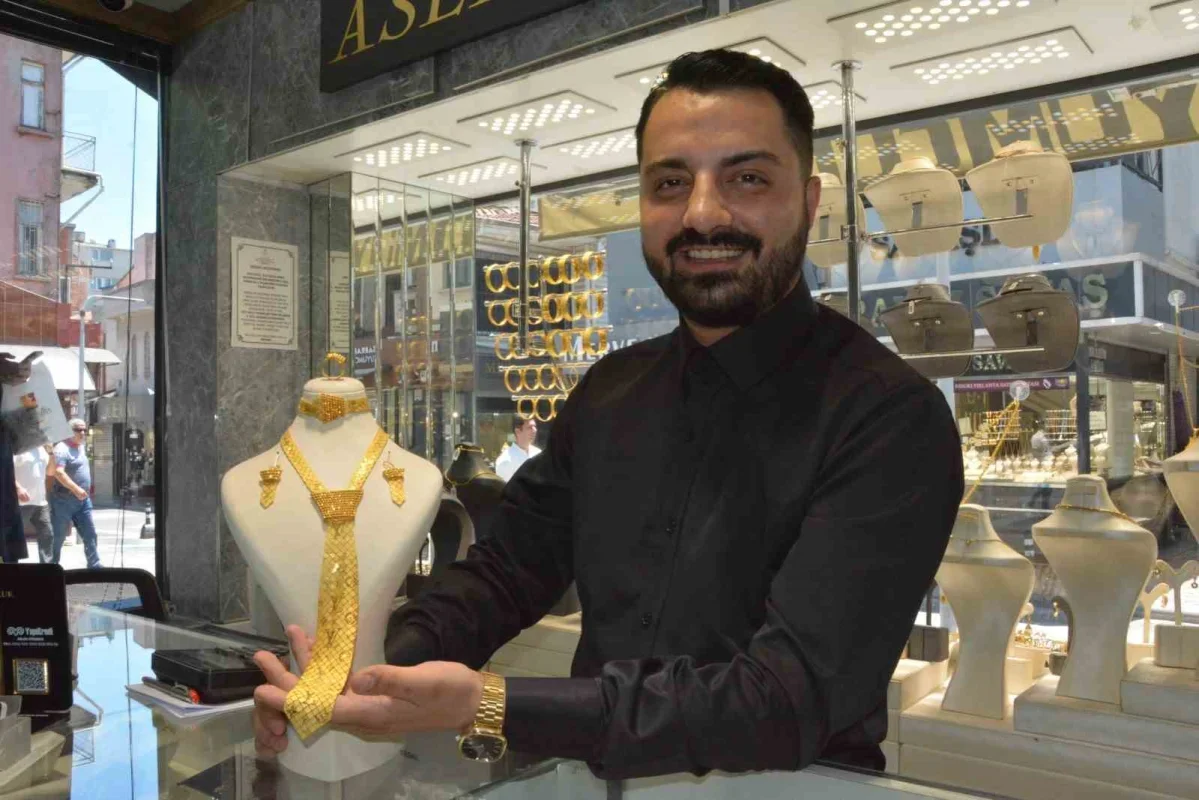 Balıkesir'de altın kravat trendi: Fiyatı 600 bin TL oldu