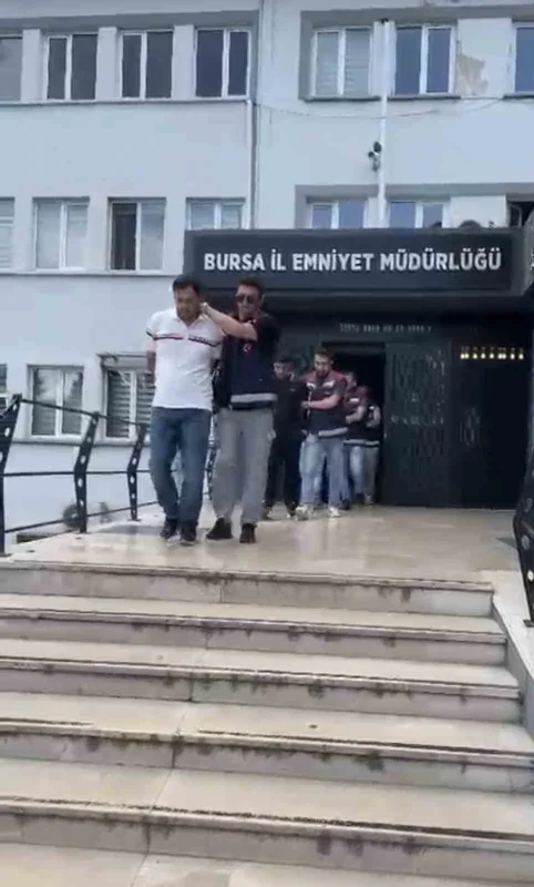 Bursa'da iş ve burs vaadiyle hesap avı şebekesine operasyon