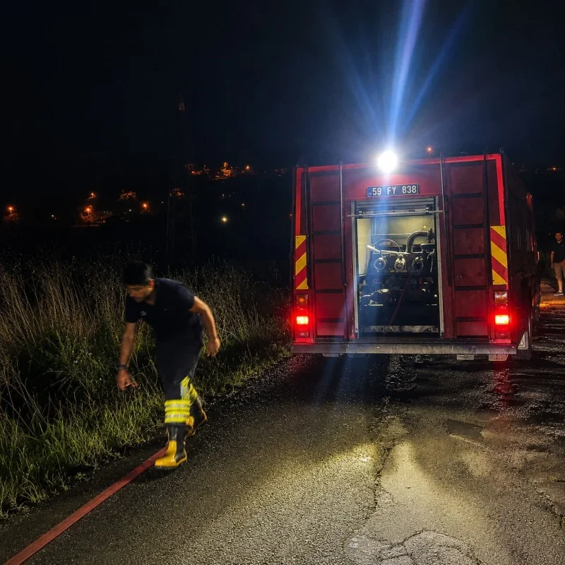 Elektrik direği kıvılcımı Tekirdağ Muratlı'da yangın çıkardı