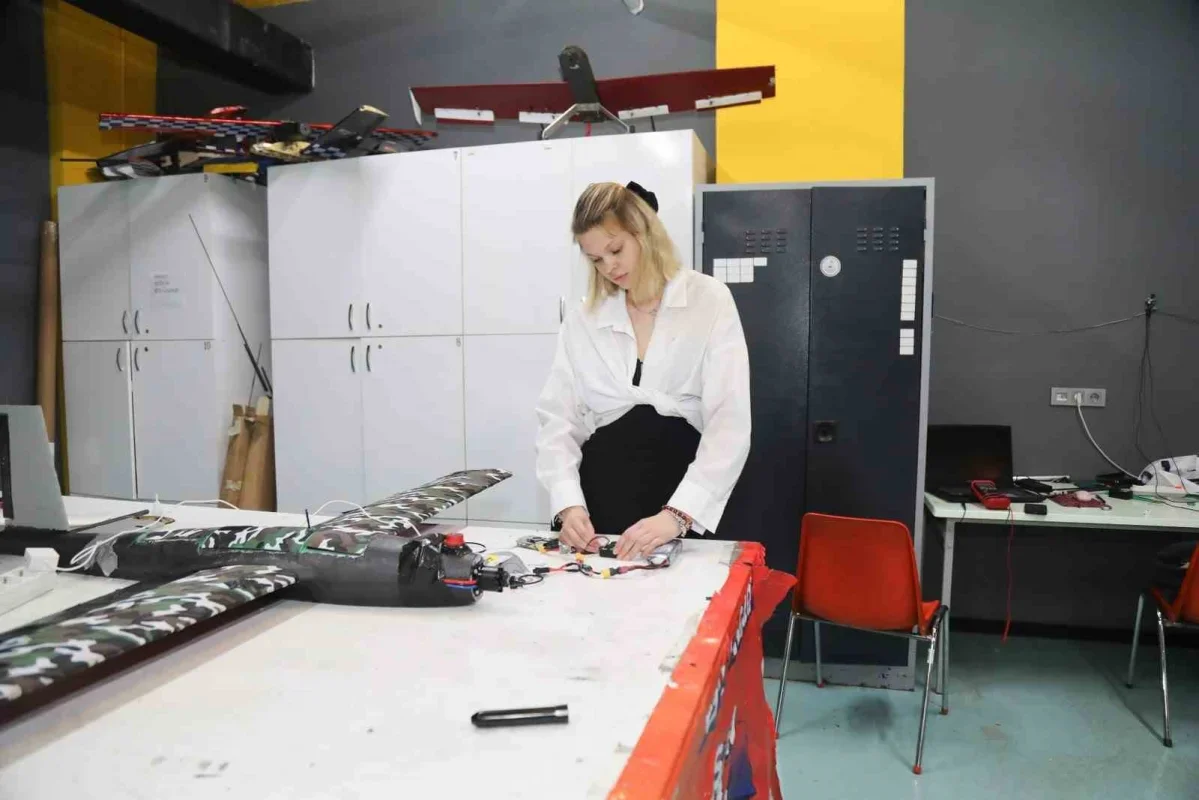 BTÜ'lü öğrenciler İHA yarışmasında dünya üçüncüsü oldu
