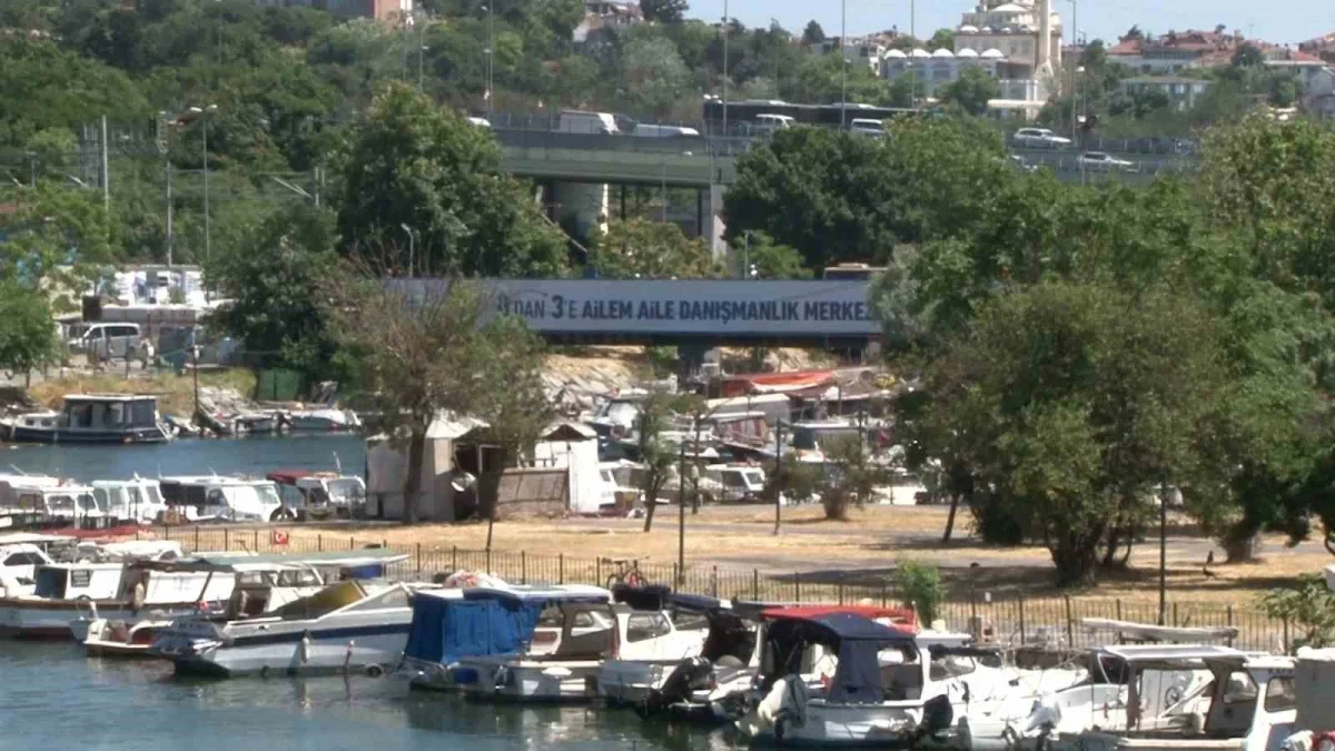 Küçükçekmece tarihi taş köprü esnafı durak değişikliğine tepkili