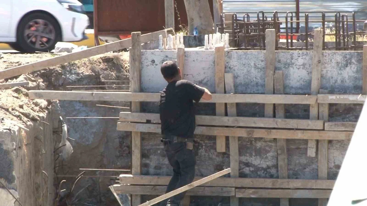 Küçükçekmece tarihi taş köprü esnafı durak değişikliğine tepkili