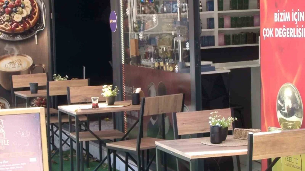 Küçükçekmece tarihi taş köprü esnafı durak değişikliğine tepkili