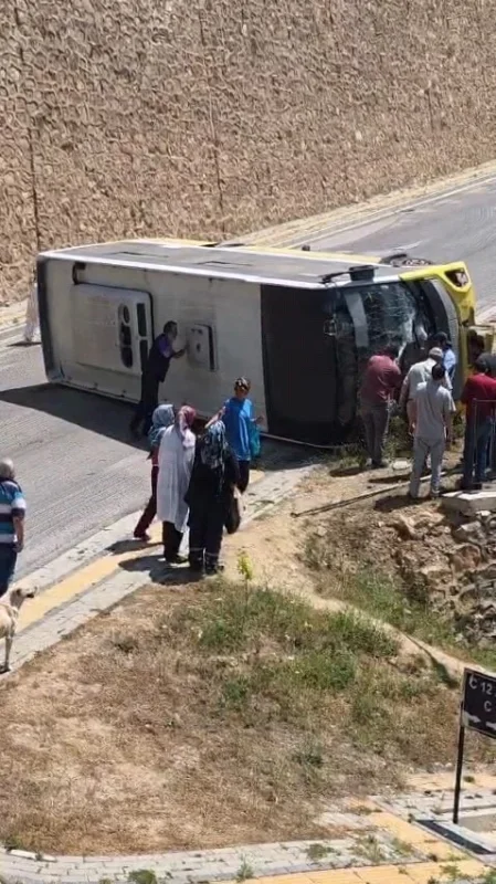İnegöl'de halk otobüsü devrildi: Sürücü yaralandı