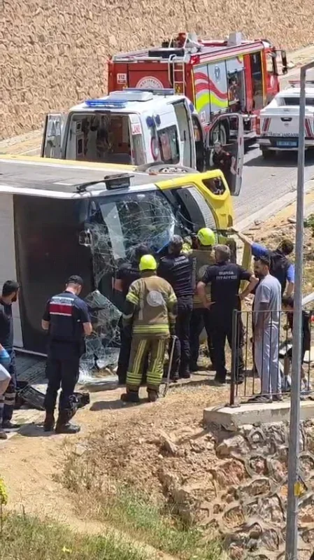 İnegöl'de halk otobüsü devrildi: Sürücü yaralandı