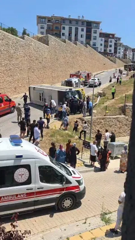 İnegöl'de halk otobüsü devrildi: Sürücü yaralandı