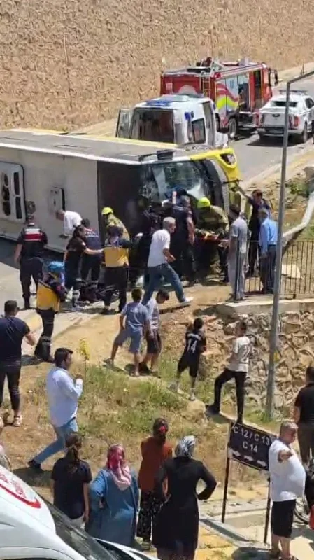 İnegöl'de halk otobüsü devrildi: Sürücü yaralandı