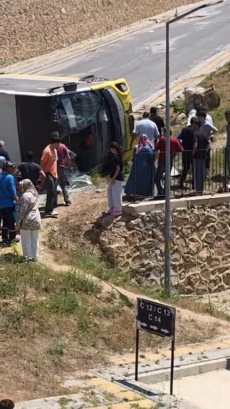 İnegöl'de halk otobüsü devrildi: Sürücü yaralandı