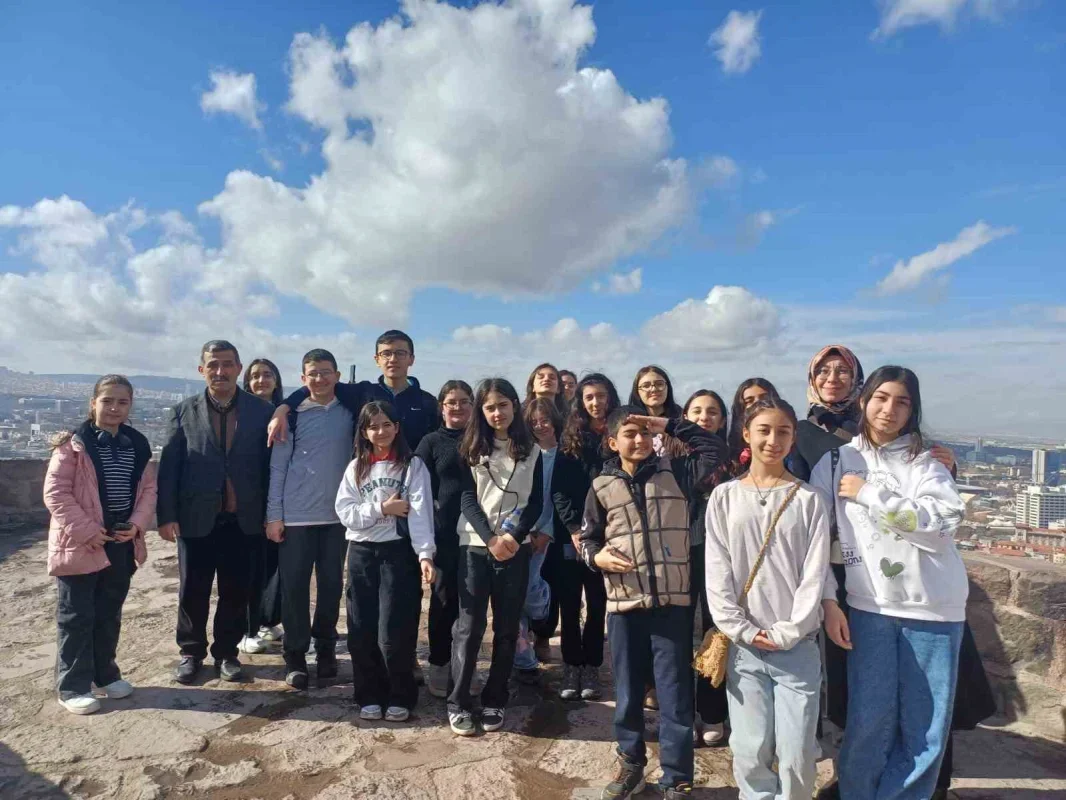 Ortaokul öğrencilerinin 2,5 yıllık emeği kitap ve dergi oldu