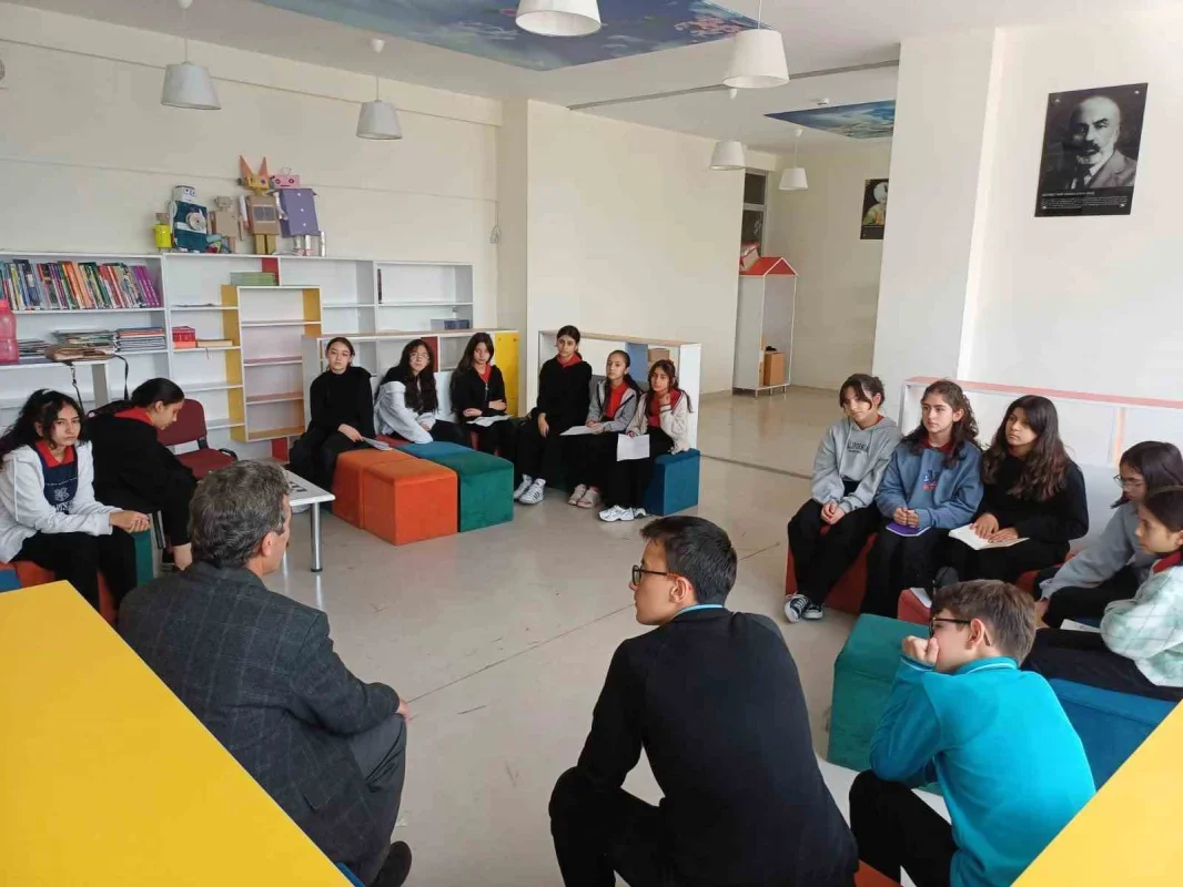 Ortaokul öğrencilerinin 2,5 yıllık emeği kitap ve dergi oldu