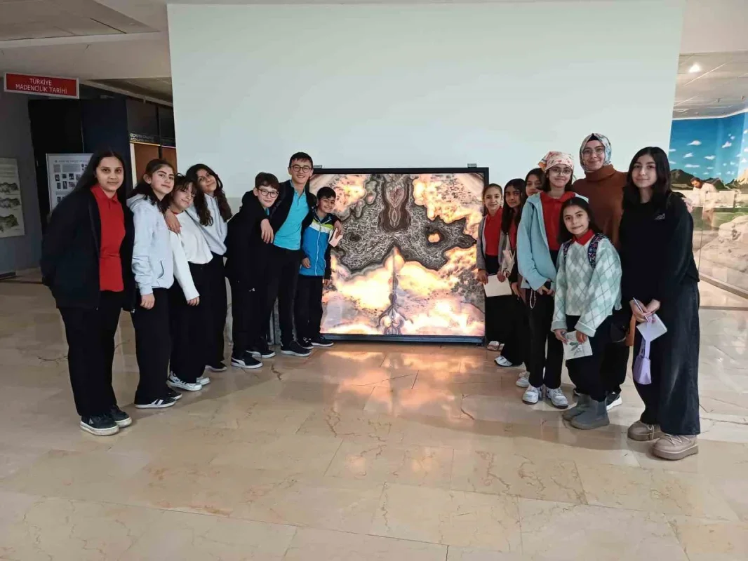 Ortaokul öğrencilerinin 2,5 yıllık emeği kitap ve dergi oldu