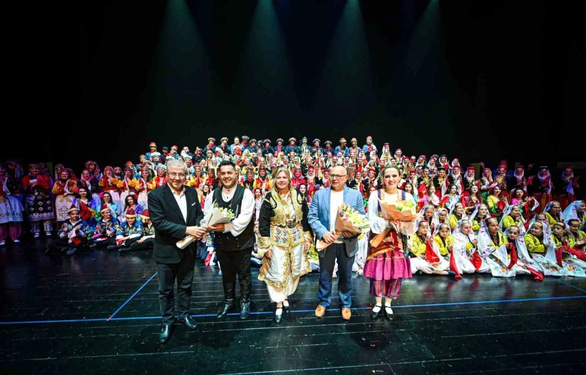 Karagöz Halk Dansları sezonu Atatürk Kültür Merkezi'nde kapattı