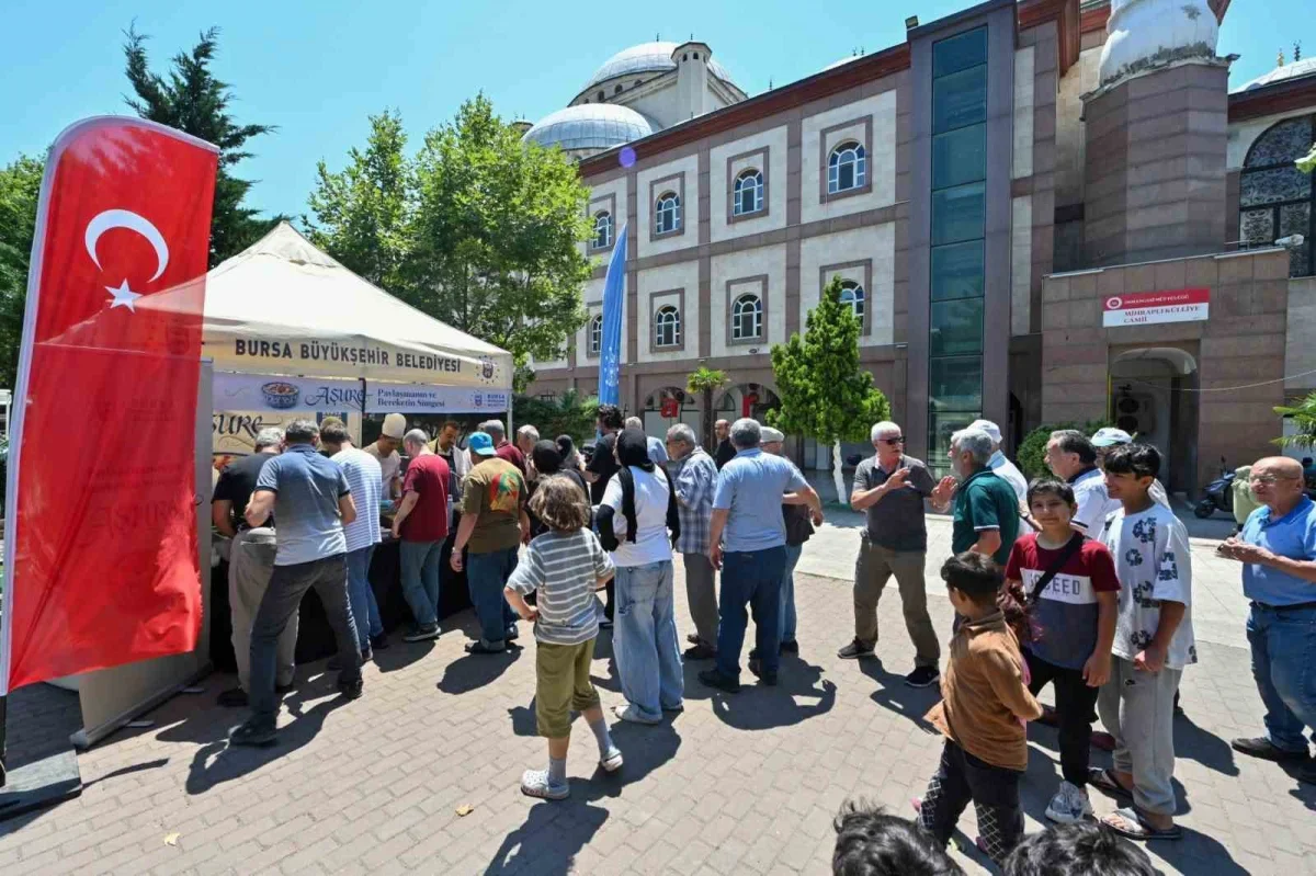 Bursa'da 17 ilçede 28 noktada aşure ikramı başladı