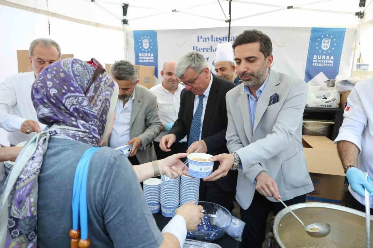 Bursa'da 17 ilçede 28 noktada aşure ikramı başladı