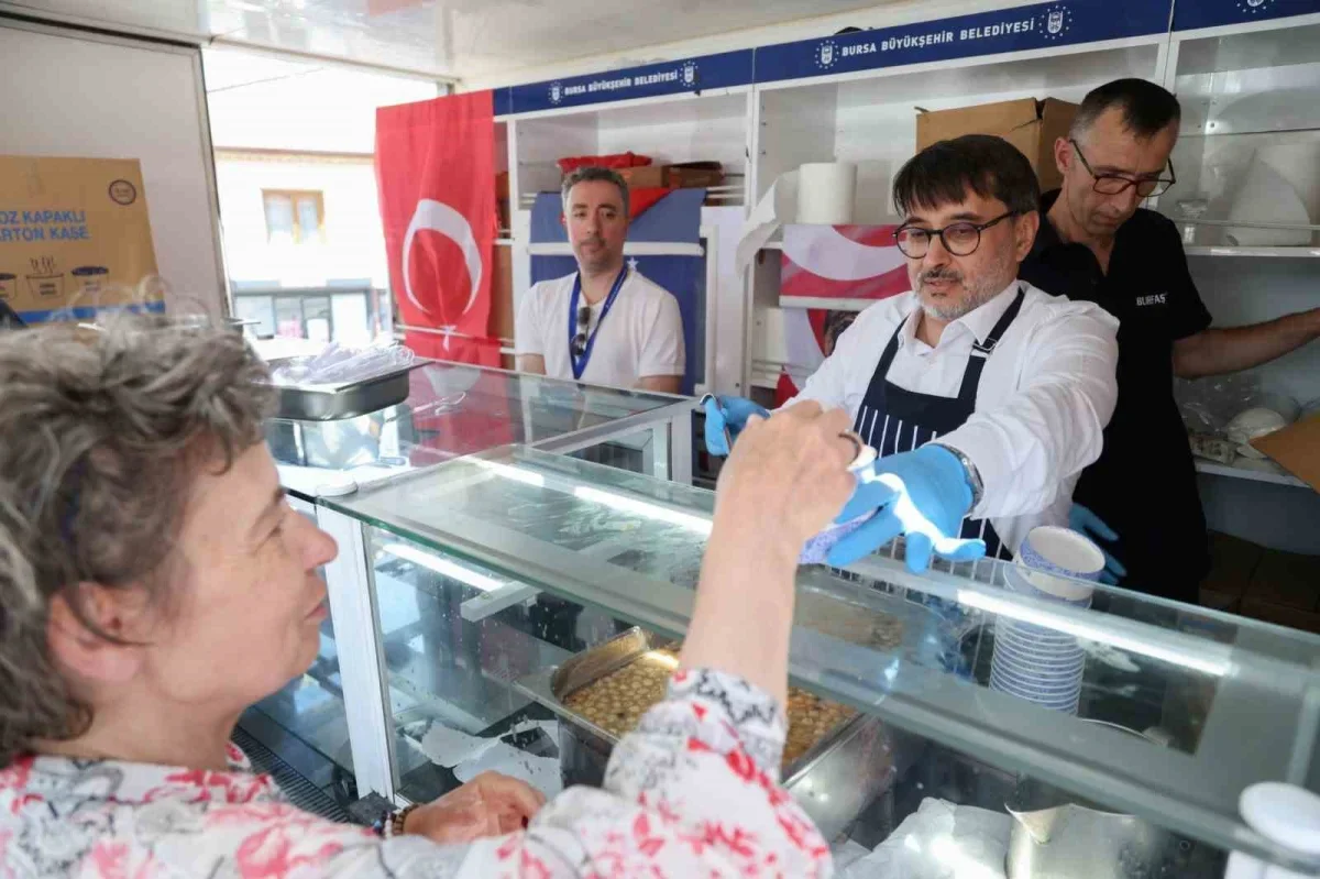 Bursa'da 17 ilçede 28 noktada aşure ikramı başladı