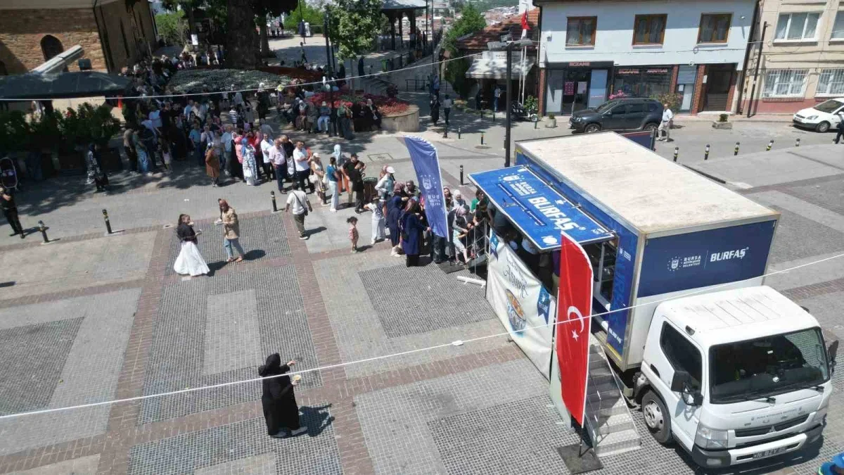 Bursa'da 17 ilçede 28 noktada aşure ikramı başladı