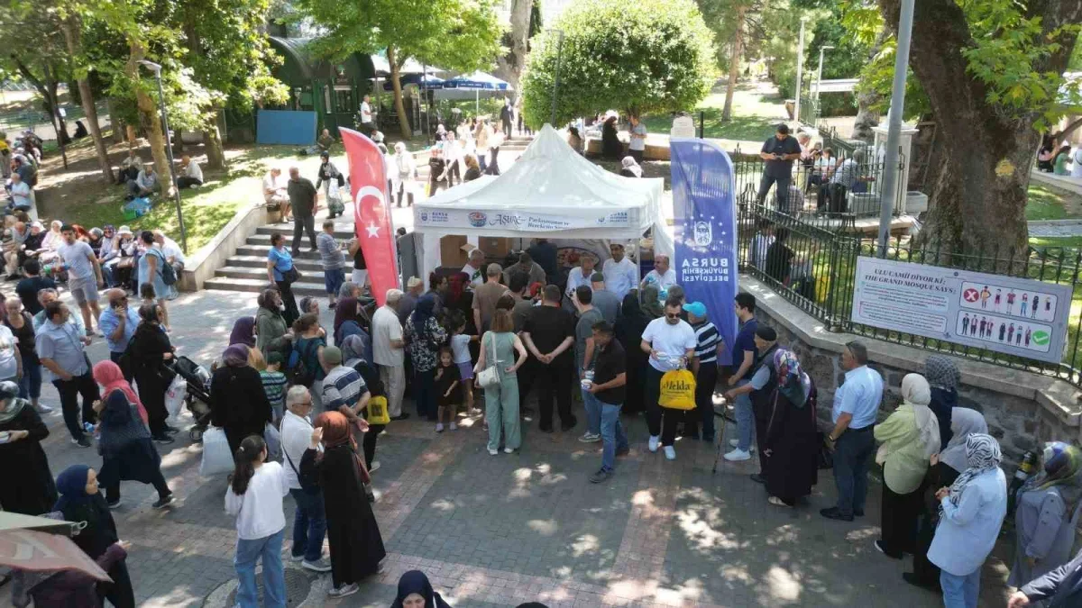 Bursa'da 17 ilçede 28 noktada aşure ikramı başladı