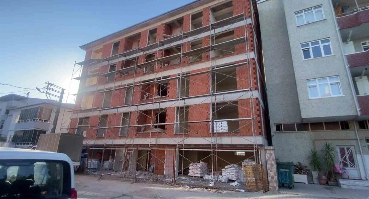Kocaeli'de iskeleden düşen 2 işçi yaralandı