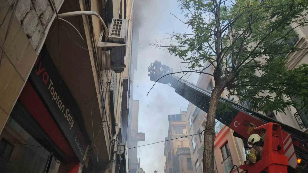 Fatih'te 5 katlı iş hanında yangın: 1 kişi kurtarıldı