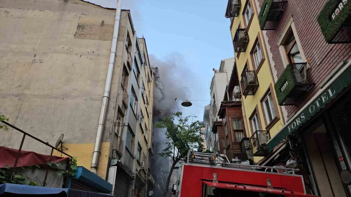 Fatih'te 5 katlı iş hanında yangın: 1 kişi kurtarıldı