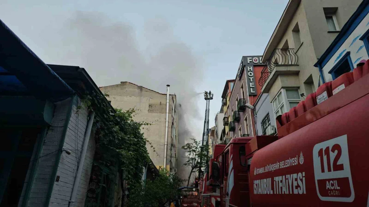 Fatih'te 5 katlı iş hanında yangın: 1 kişi kurtarıldı
