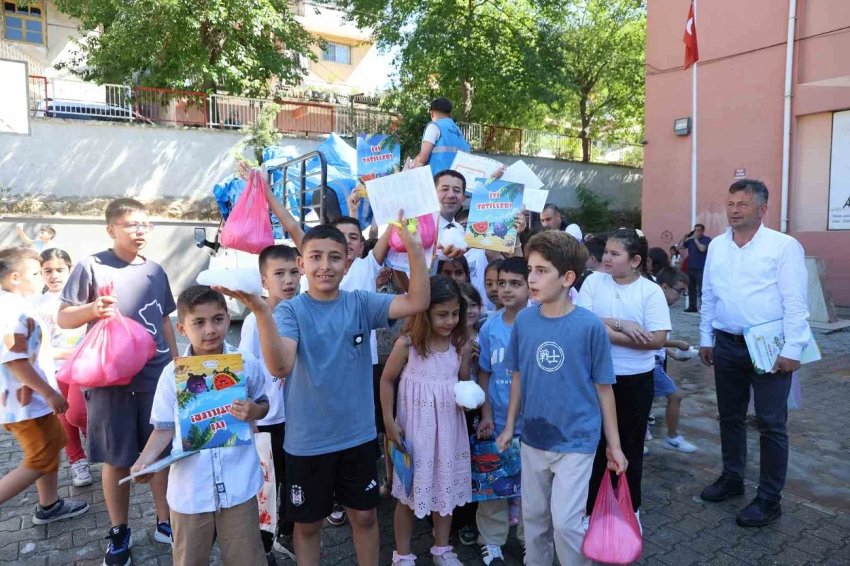 Adana sıcağında öğrencilere karne hediyesi olarak kar sürprizi