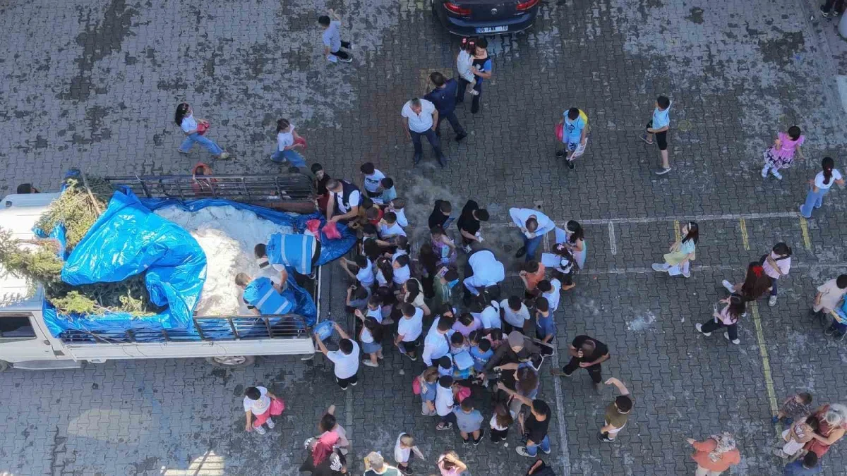 Adana sıcağında öğrencilere karne hediyesi olarak kar sürprizi