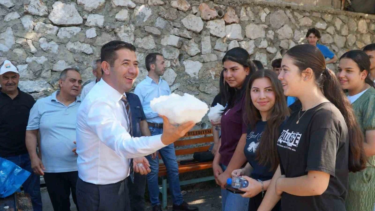 Adana sıcağında öğrencilere karne hediyesi olarak kar sürprizi