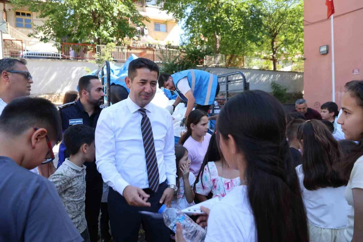 Adana sıcağında öğrencilere karne hediyesi olarak kar sürprizi
