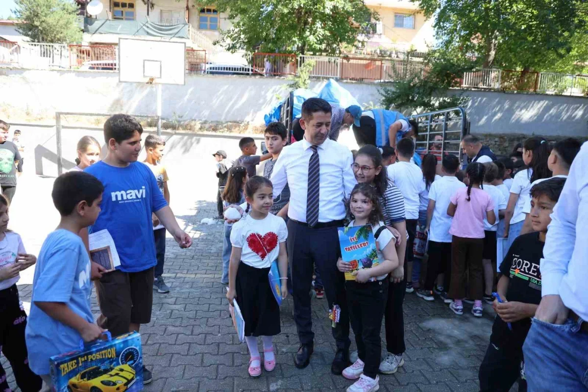 Adana sıcağında öğrencilere karne hediyesi olarak kar sürprizi