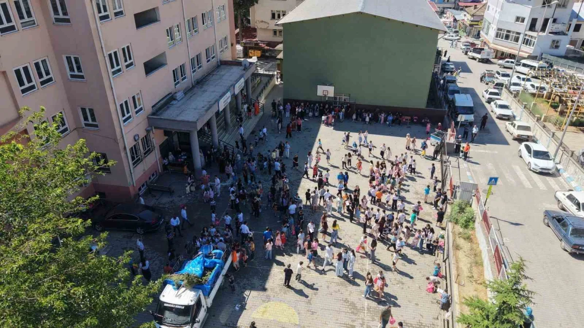 Adana sıcağında öğrencilere karne hediyesi olarak kar sürprizi