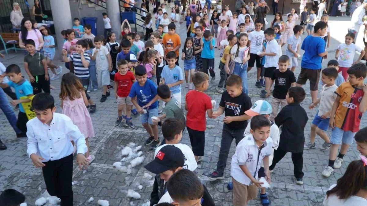 Adana sıcağında öğrencilere karne hediyesi olarak kar sürprizi