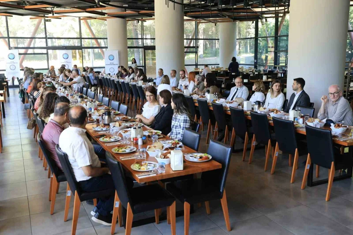BUÜ'de başarılı akademisyenler 17. kez rektörle buluştu