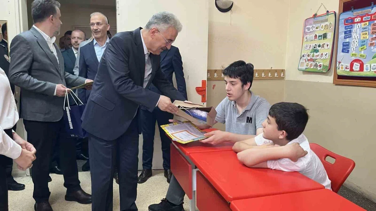 Bursa'da 620 bin 931 öğrenci karne alarak tatile çıktı