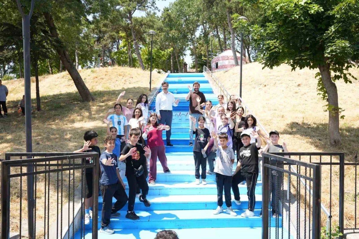 TOKİ Ortaokulu öğrencileri Babasultan Parkı merdivenlerini boyadı