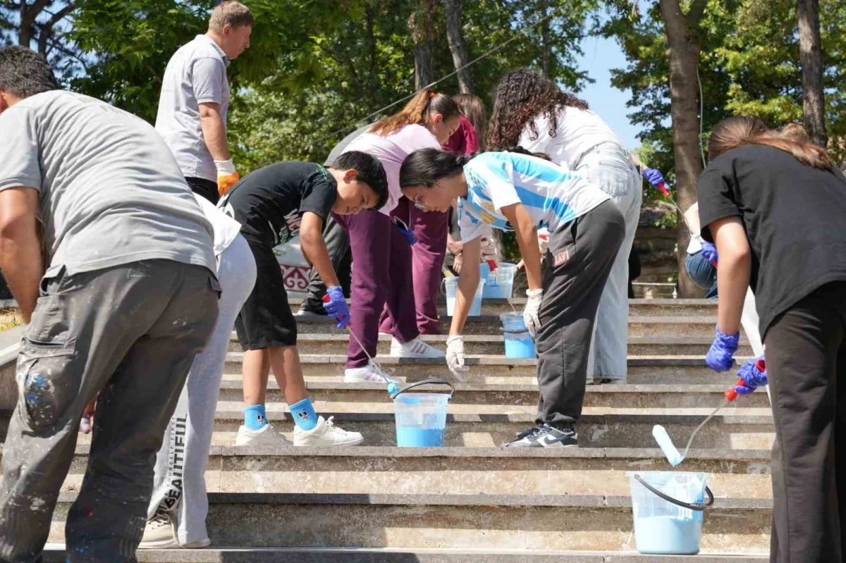 TOKİ Ortaokulu öğrencileri Babasultan Parkı merdivenlerini boyadı
