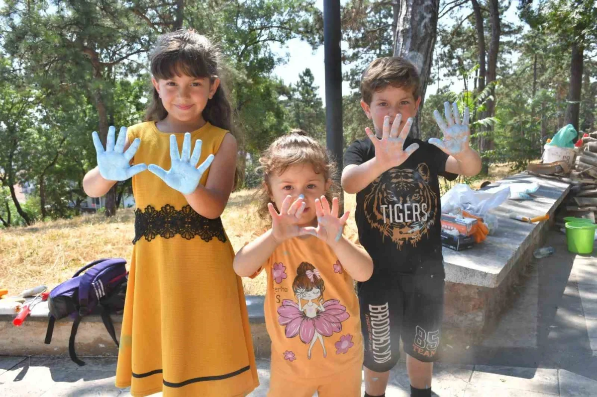 TOKİ Ortaokulu öğrencileri Babasultan Parkı merdivenlerini boyadı