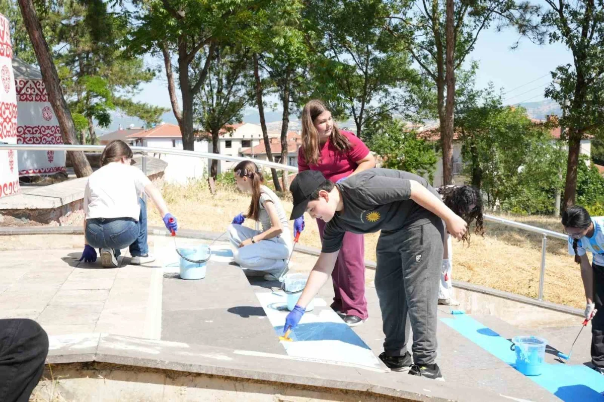 TOKİ Ortaokulu öğrencileri Babasultan Parkı merdivenlerini boyadı