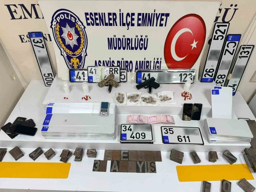 İstanbul Esenler'de sahte plaka basımı yapılan adrese operasyon: 4 gözaltı