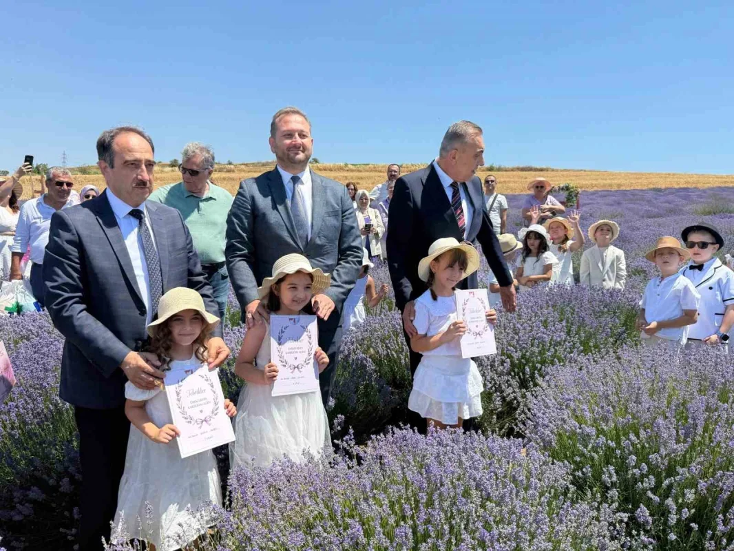 Tekirdağ Yazır'da lavanta tarlasında renkli karne töreni