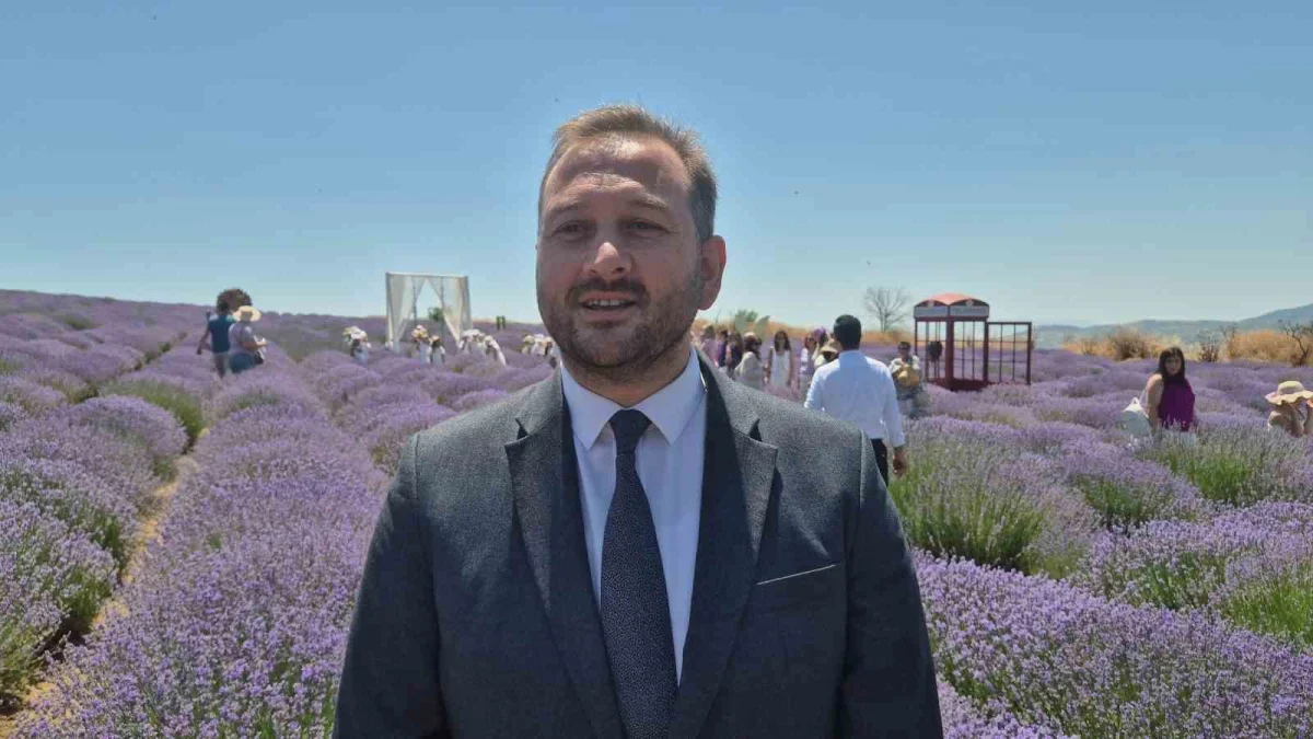 Tekirdağ Yazır'da lavanta tarlasında renkli karne töreni