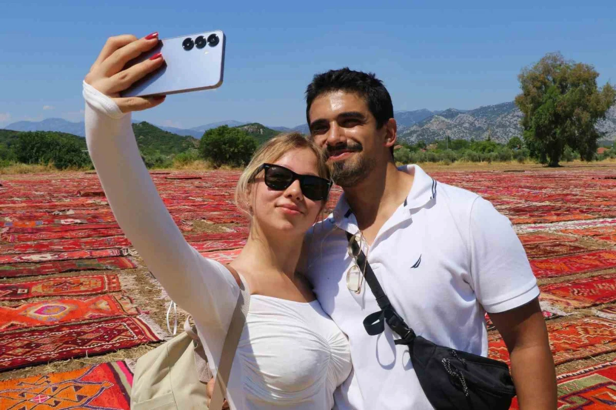 Antalya'daki halı tarlası turistlerin yeni ilgi odağı oldu