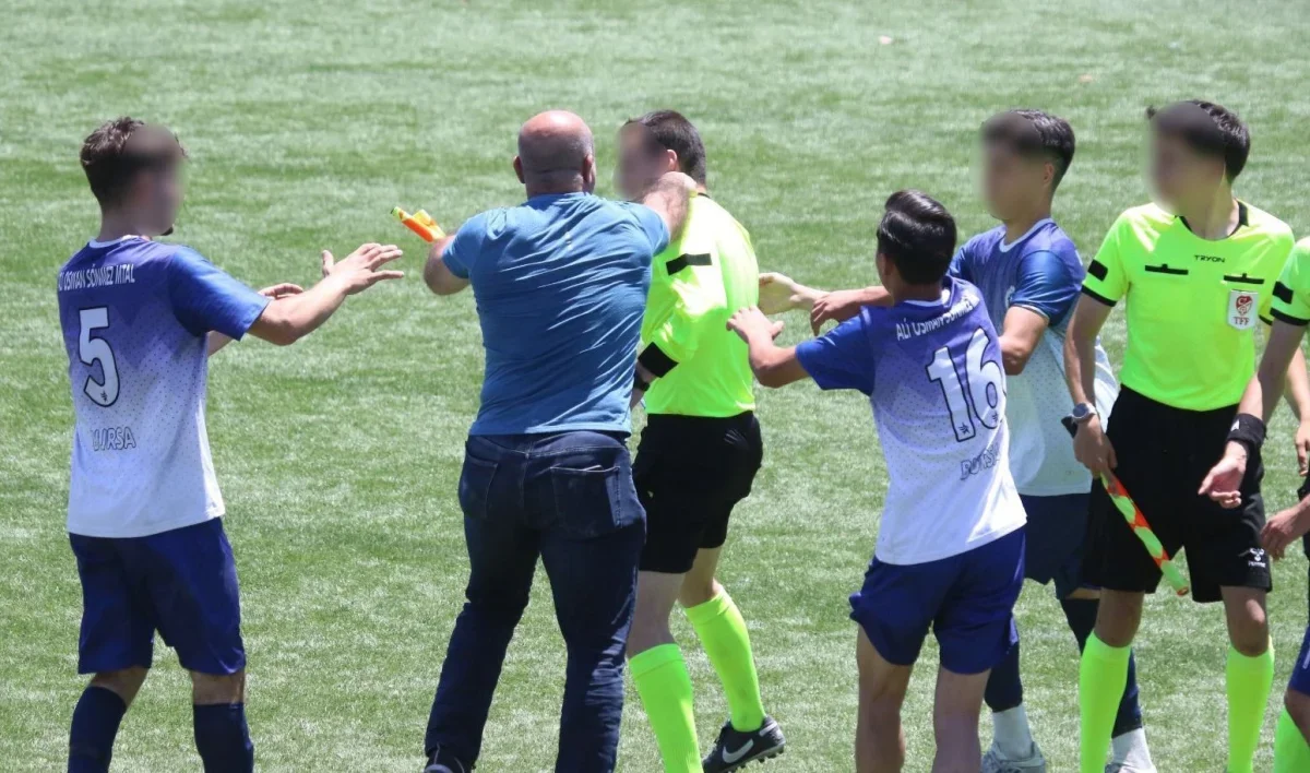 Bursa'da öğretmenlerin hakemlere saldırısı maçı tatil ettirdi