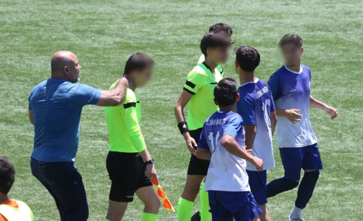 Bursa'da öğretmenlerin hakemlere saldırısı maçı tatil ettirdi
