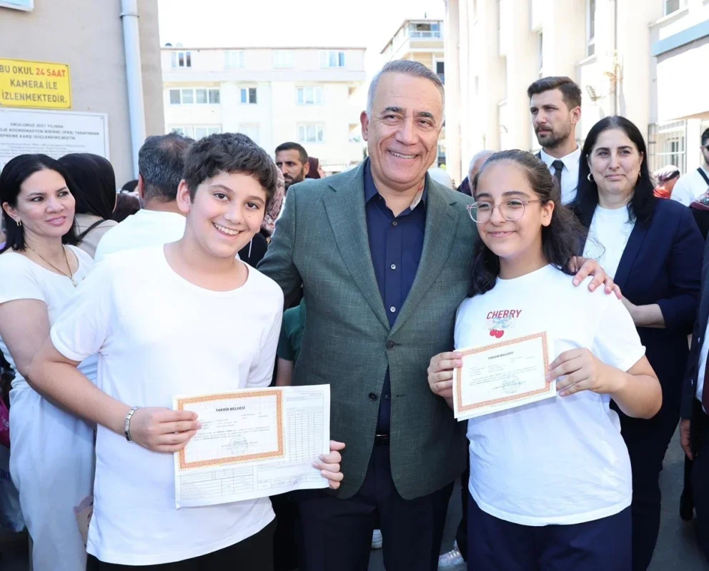 Sultangazi'de öğrencilerin karne heyecanına Başkan Dursun katıldı