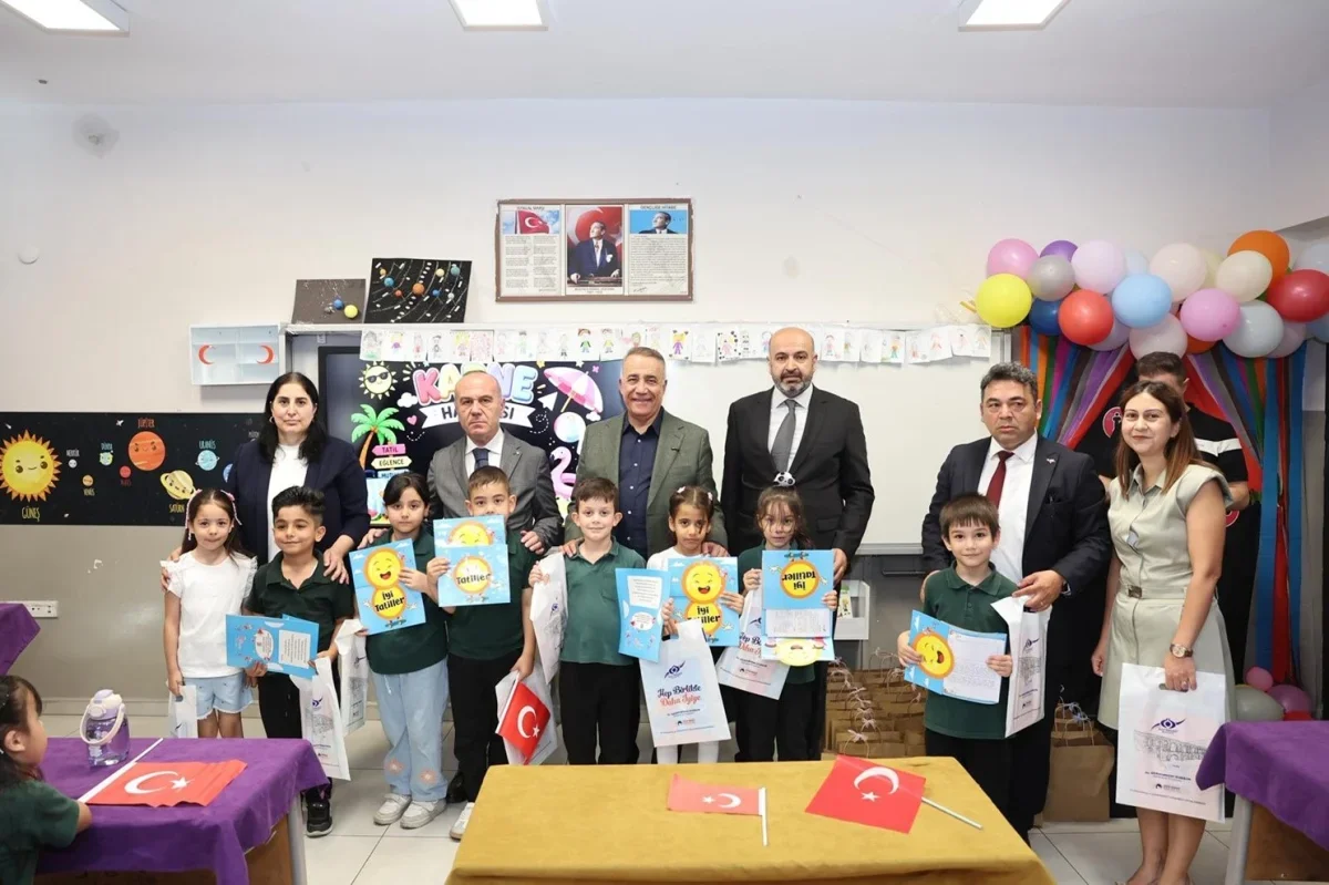 Sultangazi'de öğrencilerin karne heyecanına Başkan Dursun katıldı