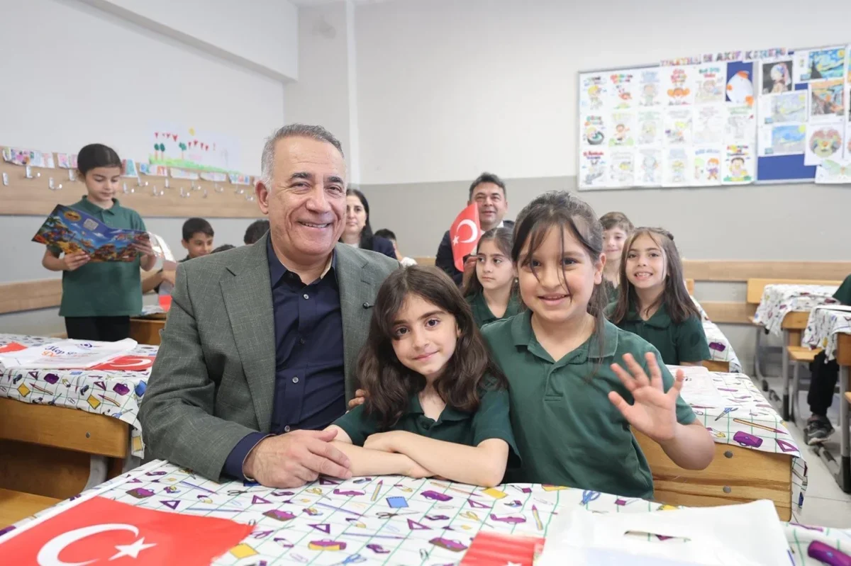 Sultangazi'de öğrencilerin karne heyecanına Başkan Dursun katıldı